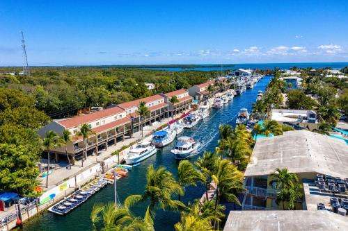www.watersidesuitesandmarina.com