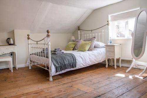 www.goldenkeysnape.co.uk