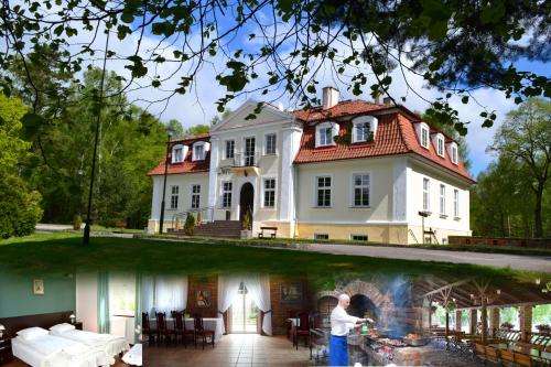 www.ksiezycowydworek.pl