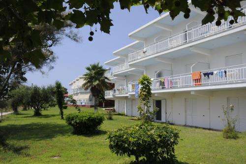www.hotelalexandrosarkoudi.gr