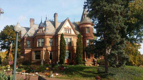 www.hendersoncastle.com