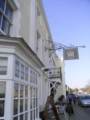 www.thecrownhotelbrackley.co.uk