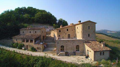 www.borgocisterna.it