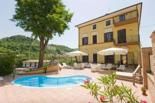 www.hotelgrottefrasassi.it