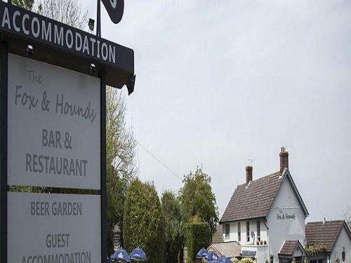 www.foxandhoundswroughton.co.uk