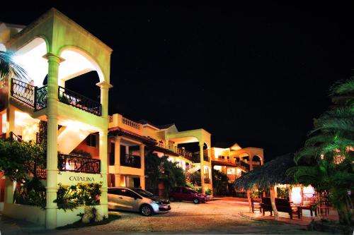 www.apartahotelvillabaya.com