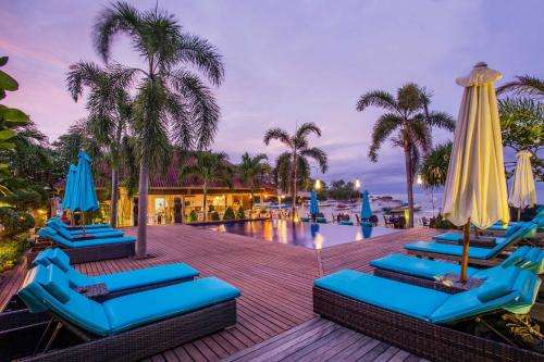 www.bayshorehutslembongan.com