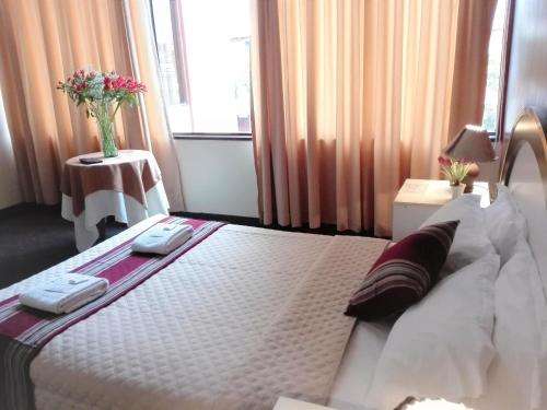 www.losqueroshostal.com