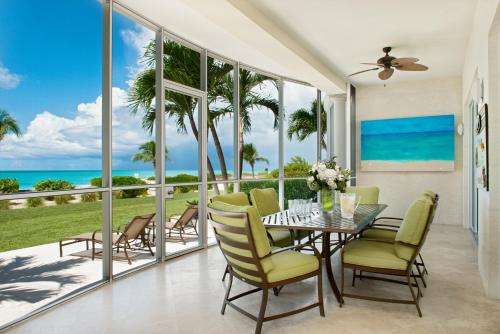 www.thevenetiangracebay.com