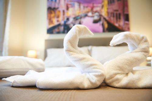 www.miramareluxurysuites.com