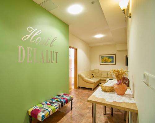 www.delalut.si