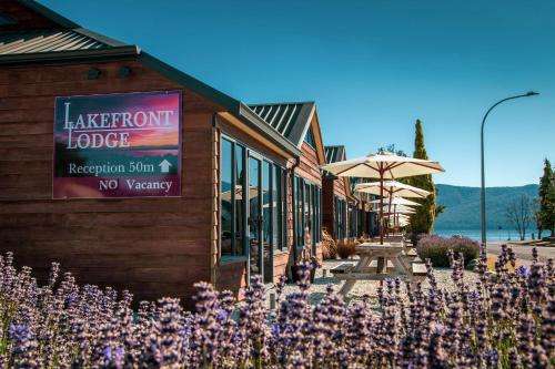 www.lakefrontlodgeteanau.com