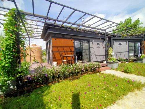 www.uthaithani-resort.com
