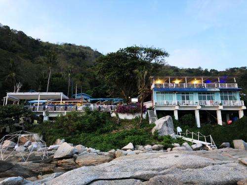 www.phuketontherock.com
