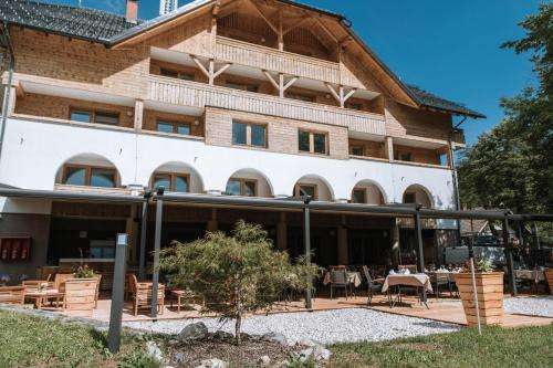 www.apartmajitriglav.si