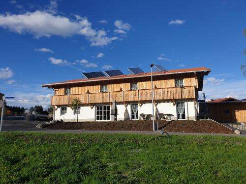 www.gaestehaus-hahnenkamm.at