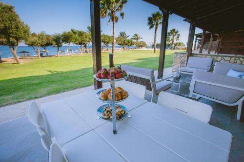 www.elyabeachsuites.com