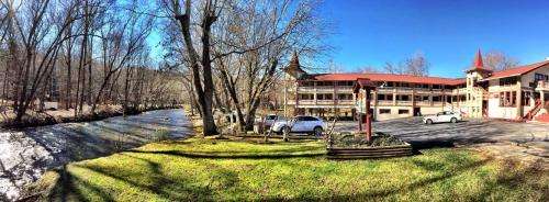 www.riverbendhotelandcabins.com