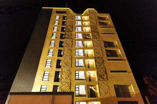 www.lazizsuites.com