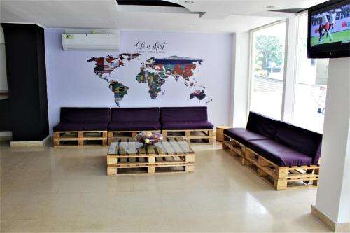 www.bluhostel.com