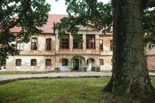 www.palacpoddebem.pl
