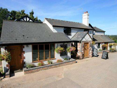 www.theoakinnstaplow.co.uk
