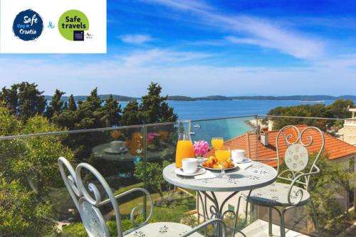 www.hotelpharia-hvar.com