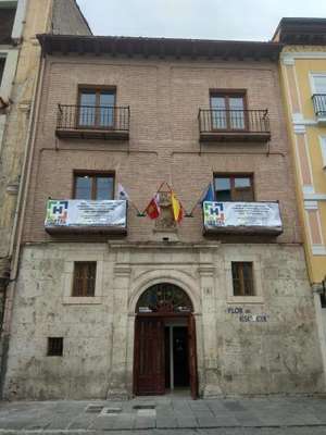 www.hostelcatedralburgos.com