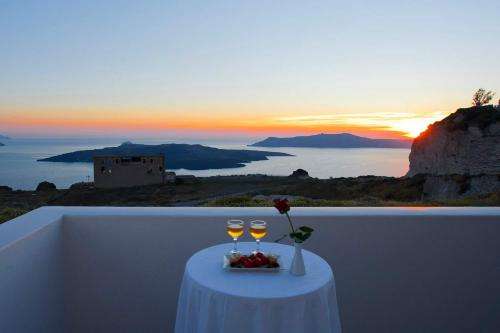 www.nemesishotel-santorini.com