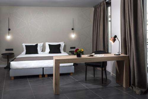 www.azursuitesglyfada.gr