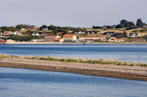 www.hvalpsund-faergekro.dk