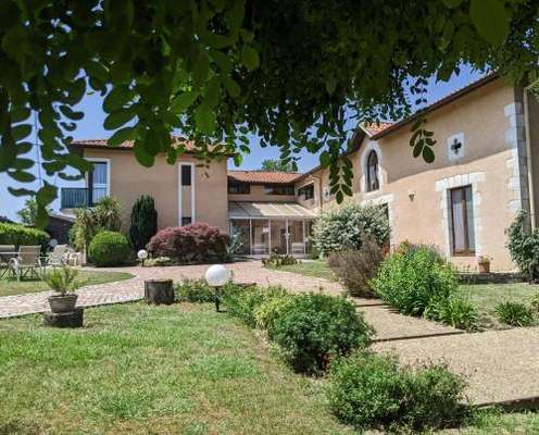 www.hotel-studios-les-acacias.com