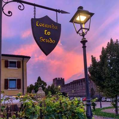 www.locandaloscudo.it