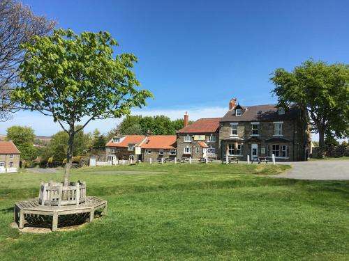 www.foxandhoundsainthorpe.com