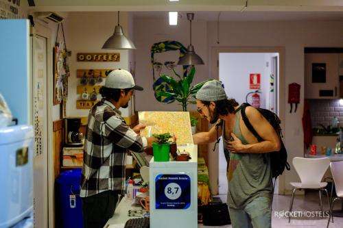 www.rocket-hostels.com