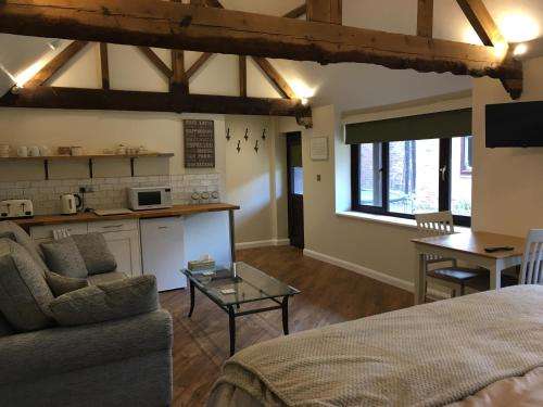 www.thestablesatharby.com