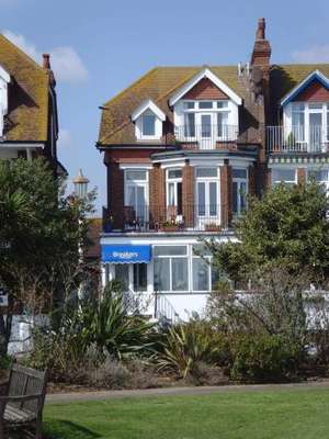 www.breakerseastbourne.co.uk