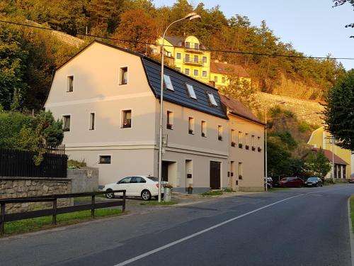www.apartmany-loket.cz