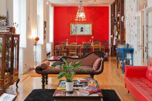www.livingloungehostel.com