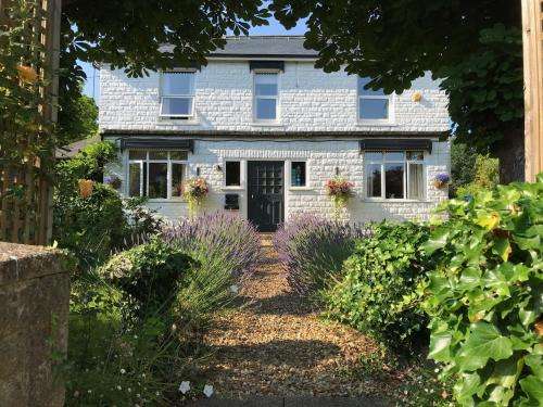 www.thewhitehousebnb.co.uk