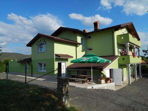 www.hostel-ocizla.si