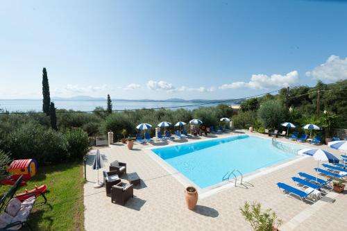 www.crystalblueapartments.gr
