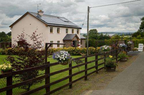www.woodlandshousekerry.com