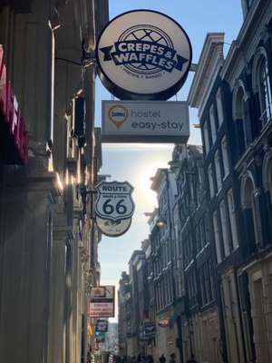 www.hostelwarmoesamsterdam.com