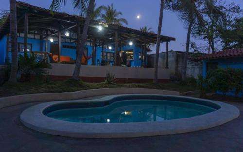 www.hostelcasagarrobo.com