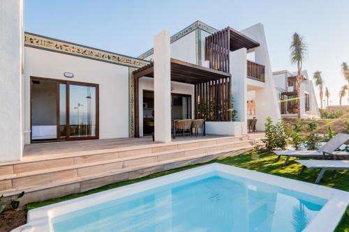 www.grandluxorhotels.com