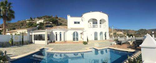 www.villapuravida-andalusien.de