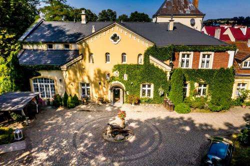 www.dworboratyn.pl