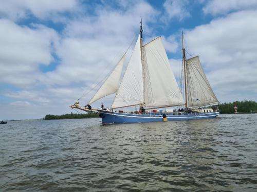 www.sailinghester.com