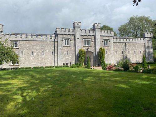 www.markreecourtyard.ie